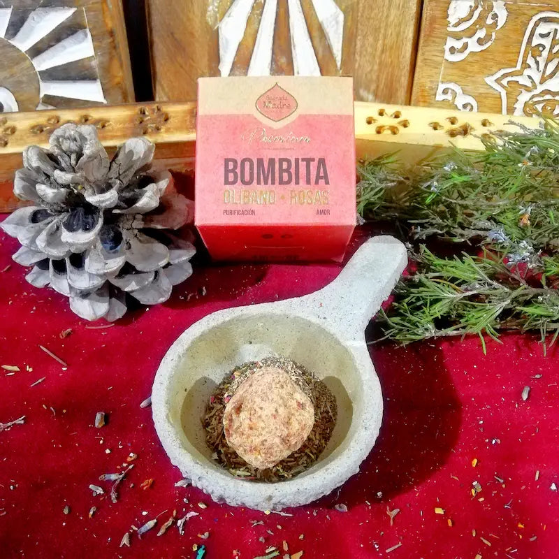 El aroma de Rosa es la máxima expresión de la alta vibración, la belleza y la apertura del corazón. Su fragancia floral, dulce y deliciosamente penetrante actúa de inmediato sobre el alma, disipando la melancolía y el cansancio emocional. Es la esencia perfecta para envolver tu hogar en una atmósfera de pura luz, donde el amor propio y la armonía fluyen de manera natural.