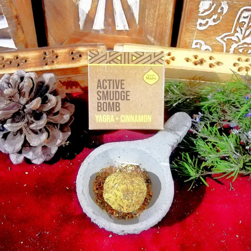 La combinación de Yagra y Canela es uno de los elixires más potentes, brillantes y expansivos de la magia ceremonial. El yagra, una resina hindú de aroma místico, alimonado y resplandeciente, es mundialmente venerado por su capacidad inmediata para atraer la riqueza material; al fusionarse con la canela, una especia de fuego, dulce y estimulante, se crea una sinergia arrolladora.