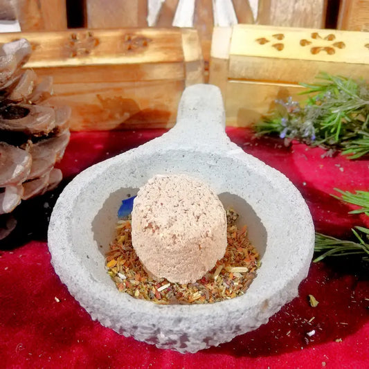 El Incienso Natural posee propiedades casi universales que actúan de manera integral tanto en el mundo físico como en el espiritual. Elaborado a base de resinas, maderas y hierbas recolectadas de la tierra, su fragancia es un puente directo hacia el bienestar. Es el aliado definitivo y esencial para cualquier hogar, ideal para resetear la vibración, limpiar el entorno de pesadez y envolver tus estancias en un aroma puro y sumamente reconfortante. 