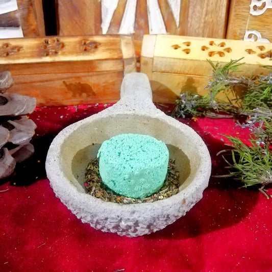 El Carbón de Limpieza Energética está elaborado para ayudarte a purificar el ambiente y renovar la energía de cualquier espacio. Ideal para rituales de defumación, este carbón libera un humo intenso que contribuye a crear una sensación de limpieza, armonía y bienestar.