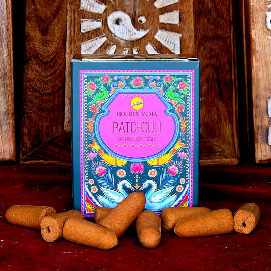 conos de incienso de  Patchouli es un viaje místico hacia las tierras de Indonesia. Con su inconfundible fragancia terrosa, exótica y sutilmente dulce, esta esencia ancestral es famosa por su capacidad para enraizar la energía y calmar la mente.  hecho a mano arcania artesania