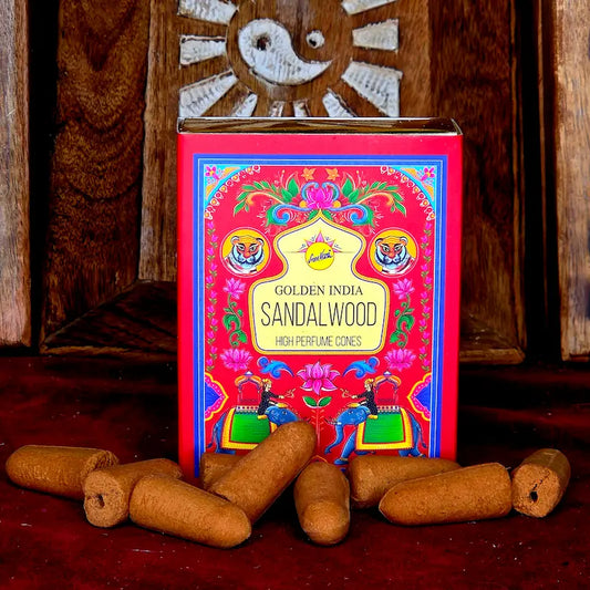 conos de incienso de Sándalo es una de las fragancias más sagradas, nobles y antiguas del mundo. Con sus notas cálidas, amaderadas y sutilmente suaves, esta esencia tiene una vibración espiritual altísima, capaz de limpiar el ruido mental de inmediato. hecho a mano arcania artesania