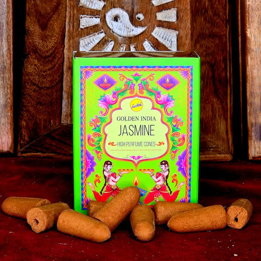 conos de incienso de Jazmín es una auténtica caricia para el alma y los sentidos. Conocido en el mundo esotérico como el aroma del optimismo y la belleza, esta fragancia dulce, floral y exquisitamente embriagadora tiene el poder inmediato de elevar la vibración de cualquier espacio. hecho a mano arcania artesania