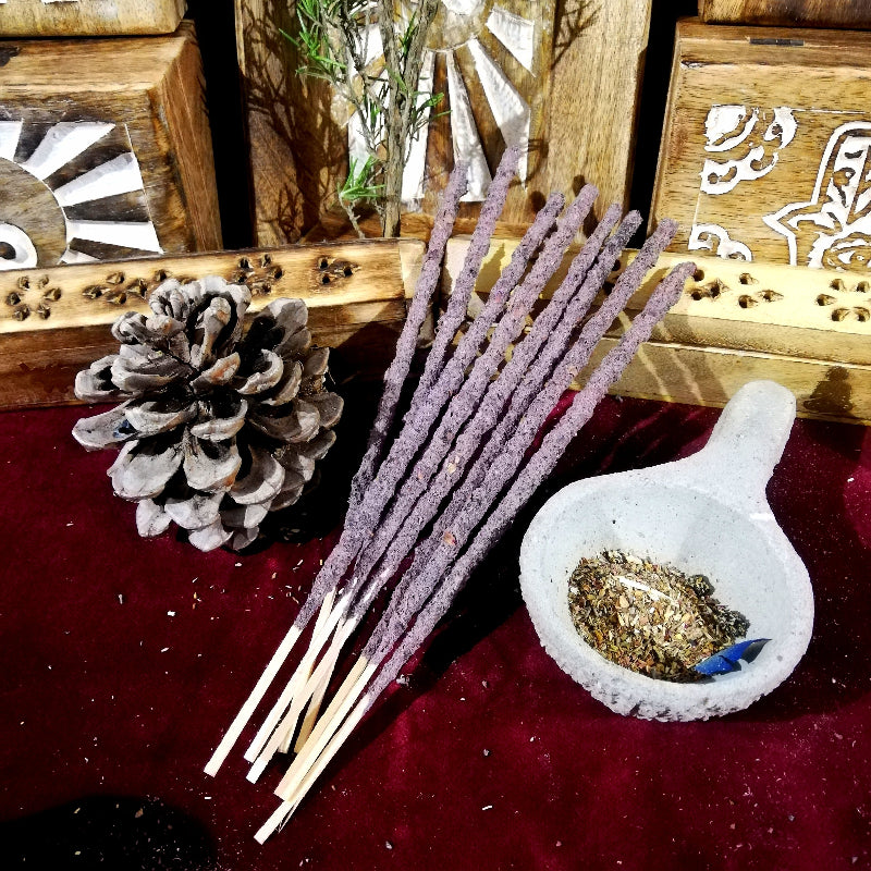 incienso Maha la energía del sol, luna y las estrellas. En su corazón de masala contienen la sutileza de la miel de caña y la dulzura de las flores con poderes sagrados