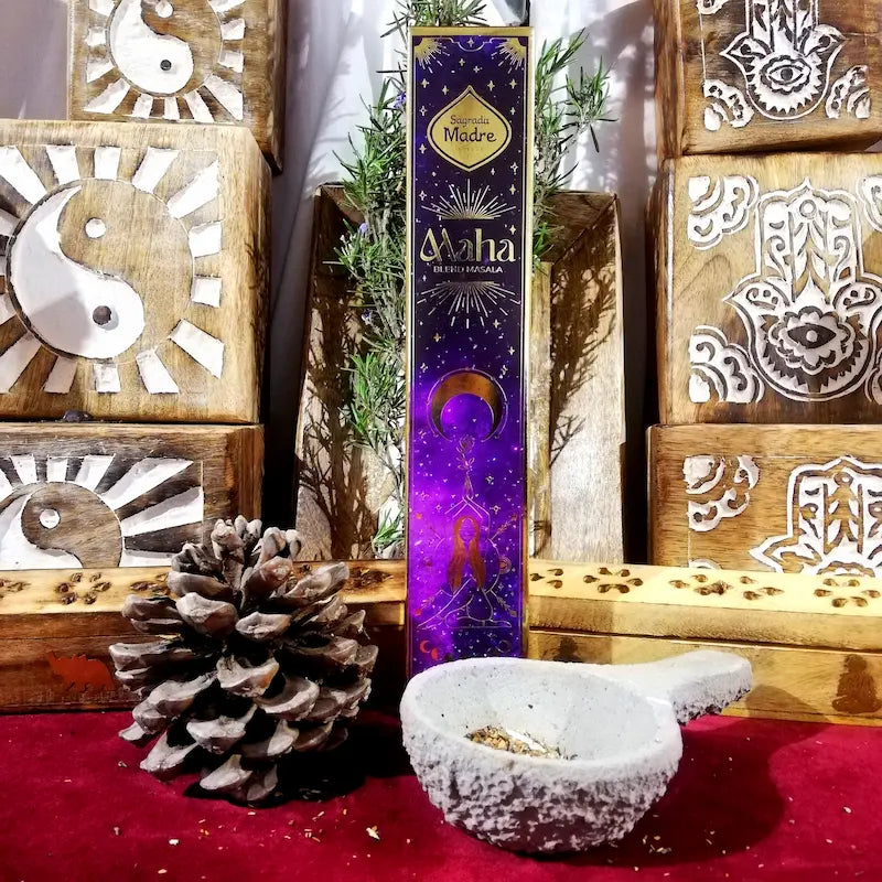 incienso Maha la energía del sol, luna y las estrellas. En su corazón de masala contienen la sutileza de la miel de caña y la dulzura de las flores con poderes sagrados, arcania artesania