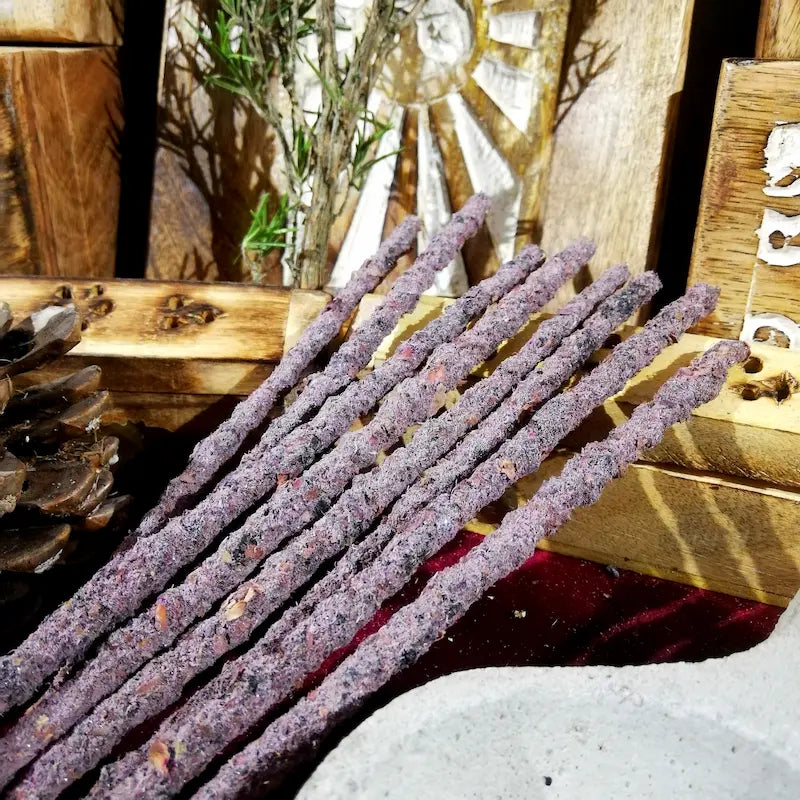 incienso Maha la energía del sol, luna y las estrellas. En su corazón de masala contienen la sutileza de la miel de caña y la dulzura de las flores con poderes sagrados, arcania artesania