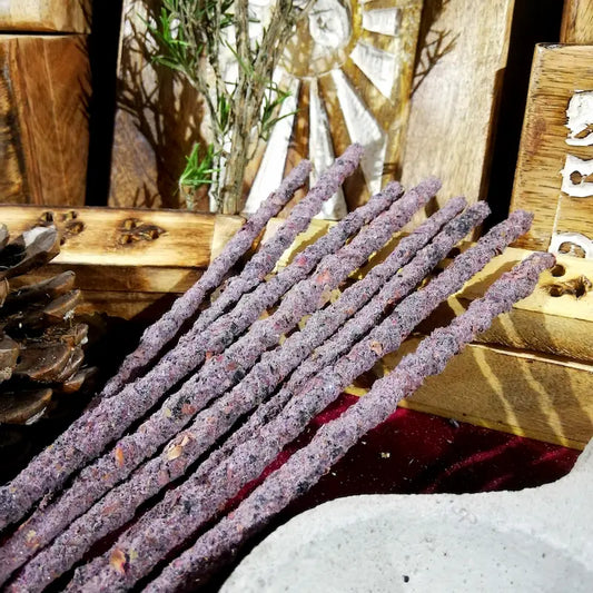 incienso Maha la energía del sol, luna y las estrellas. En su corazón de masala contienen la sutileza de la miel de caña y la dulzura de las flores con poderes sagrados, arcania artesania
