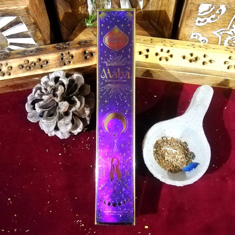 incienso Maha la energía del sol, luna y las estrellas. En su corazón de masala contienen la sutileza de la miel de caña y la dulzura de las flores con poderes sagrados, arcania artesania