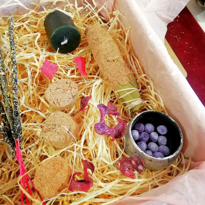 Kit Ritual personalizado con inciensos y hierbas según tu intención: protección, amor, prosperidad, limpieza o equilibrio energético. Con aromas y hierbas naturales, arcania artesania.
