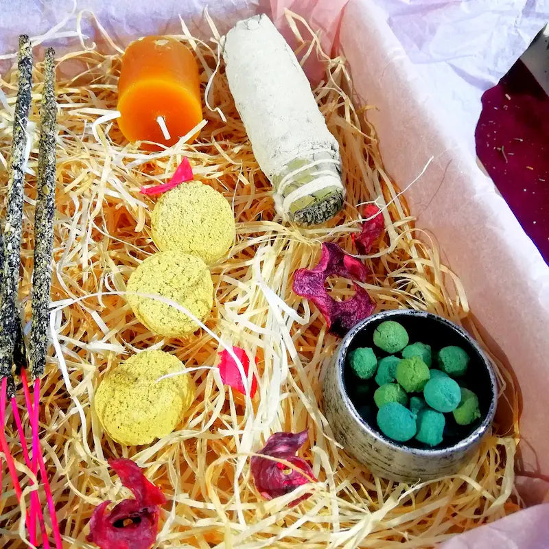 Kit ritual de abundancia y prosperidad con inciensos y hierbas energéticas para atraer oportunidades, éxito económico y buena fortuna a tu vida y tu hogar. Con aromas y hierbas naturales, arcania artesania.
