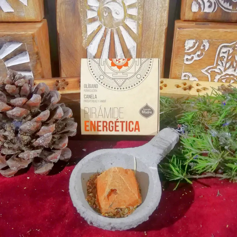 La combinación de Canela y Olíbano es una de las alianzas más poderosas, calientes y reverenciadas de la alquimia esotérica. Al fusionar la vibración estimulante, dulce y especiada de la canela con la majestuosidad resinosa, mística y purificadora del olíbano, se crea un humo sagrado de alta frecuencia. Es la esencia definitiva si buscas activar la energía del dinero, encender la llama del amor y elevar la vibración espiritual de tu hogar bajo un escudo de absoluta pureza. 