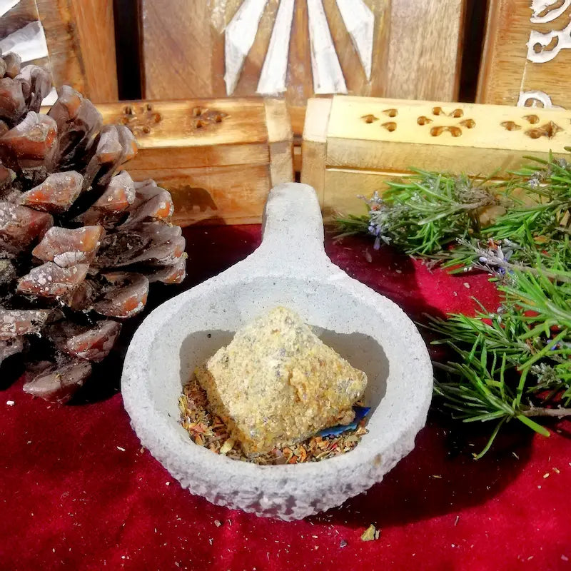 El Incienso Natural posee propiedades casi universales que actúan de manera integral tanto en el mundo físico como en el espiritual. Elaborado a base de resinas, maderas y hierbas recolectadas de la tierra, su fragancia es un puente directo hacia el bienestar. Es el aliado definitivo y esencial para cualquier hogar, ideal para resetear la vibración, limpiar el entorno de pesadez y envolver tus estancias en un aroma puro y sumamente reconfortante