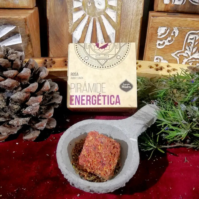 El aroma de Rosa es la máxima expresión de la alta vibración, la belleza y la apertura del corazón. Su fragancia floral, dulce y deliciosamente penetrante actúa de inmediato sobre el alma, disipando la melancolía y el cansancio emocional. Es la esencia perfecta para envolver tu hogar en una atmósfera de pura luz, donde el amor propio y la armonía fluyen de manera natural.