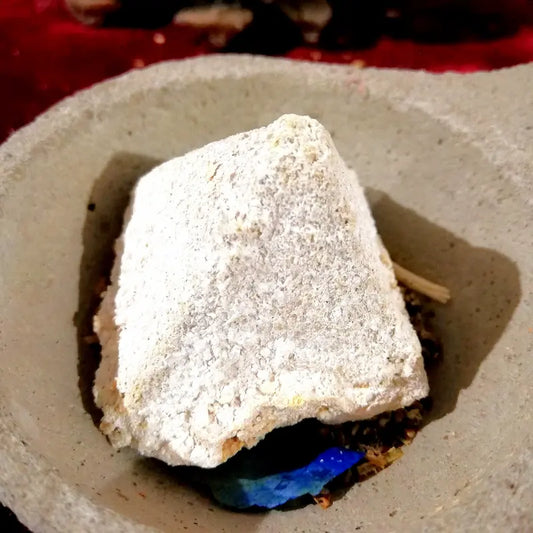 El aroma de Yagra es sinónimo de magnetismo, opulencia y poder espiritual. Originaria de la India, esta resina sagrada desprende una fragancia suave, mística y con un sutil toque cítrico que tiene la propiedad única de sintonizar con la vibración de la riqueza. Es la esencia perfecta para realizar limpiezas energéticas profundas en el hogar o negocio, destinadas a romper bloqueos y abrir las puertas al éxito y la fortuna.