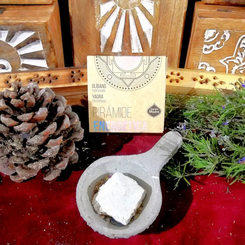 El aroma de Yagra es sinónimo de magnetismo, opulencia y poder espiritual. Originaria de la India, esta resina sagrada desprende una fragancia suave, mística y con un sutil toque cítrico que tiene la propiedad única de sintonizar con la vibración de la riqueza. Es la esencia perfecta para realizar limpiezas energéticas profundas en el hogar o negocio, destinadas a romper bloqueos y abrir las puertas al éxito y la fortuna.