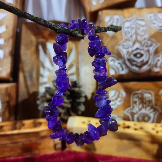 Encuentra la paz interior con la Amatista Natural. Conocida como la piedra de la armonía y vinculada al sexto chakra, ayuda a calmar los pensamientos, propicia la conexión intuitiva, favorece el buen dormir y aporta entereza ante el estrés.