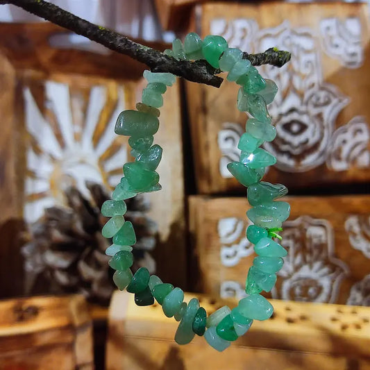 Manifiesta tus metas con la Aventurina Verde Natural. Con su característico brillo verde y su energía armonizadora, es el símbolo perfecto de crecimiento y éxito, ideal para encontrar estabilidad emocional y seguir tus sueños con confianza.