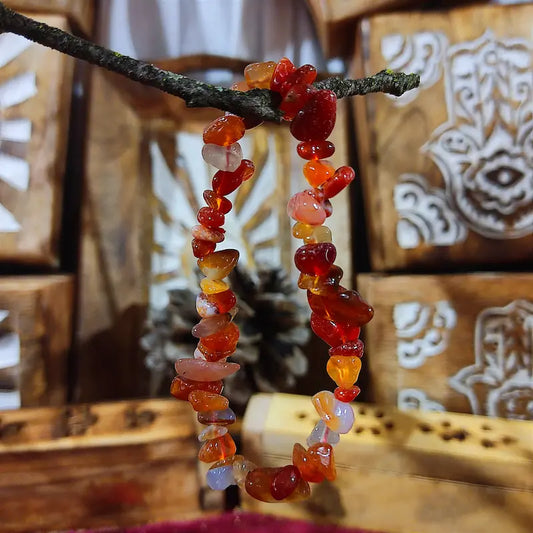 Despierta tu potencial con la Carneola Natural. Con su vibrante color naranja y su brillo radiante, simboliza el empoderamiento y la acción, ayudando a equilibrar los primeros chakras, superar miedos y aportar una renovada vitalidad.