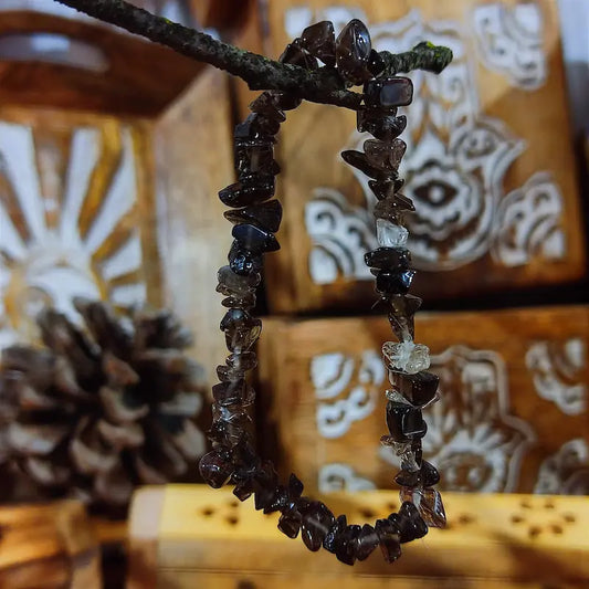 Encuentra tu refugio de paz con el Cuarzo Ahumado Natural. Con sus matices ahumados y su vibración protectora, es el símbolo definitivo de arraigo y fortaleza, diseñado para actuar como un escudo frente al estrés y devolverte la estabilidad emocional.