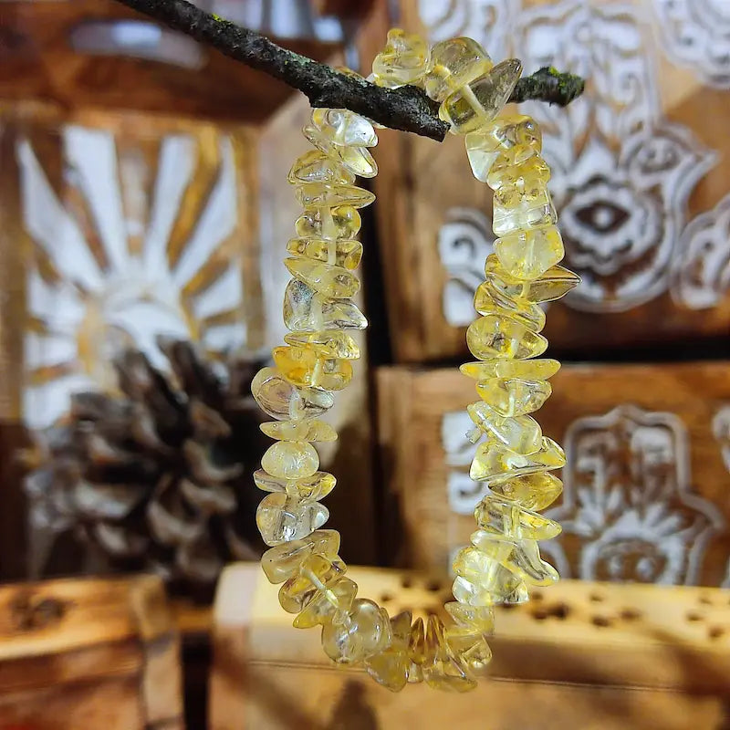 Descubre la luminosa energía del Cuarzo Citrino Natural. Con su cálido color dorado, representa la fuerza solar y el optimismo, siendo ideal para activar nuevos proyectos, potenciar la voluntad, atraer la abundancia y disipar la fatiga con su vibración vital.
