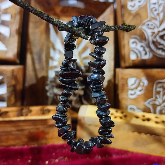 Descubre el poder del Hematites Natural. Reconocida como una potente piedra de asentamiento, es el talismán definitivo para proteger tu campo energético, potenciar tu fuerza de voluntad y devolver el equilibrio a través del enraizamiento.