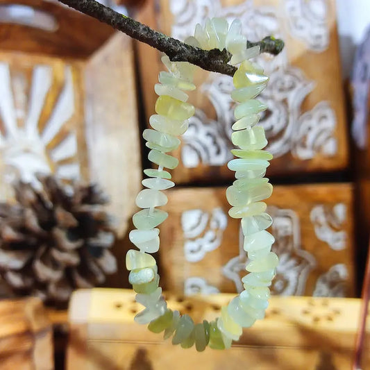 Descubre la magia de el Jade Natural. Apreciado por terapeutas como piedra medicina, este mineral de dureza legendaria emite una profunda calma, favorece la limpieza energética y equilibra el cuerpo y la mente a través de la vibración del amor.