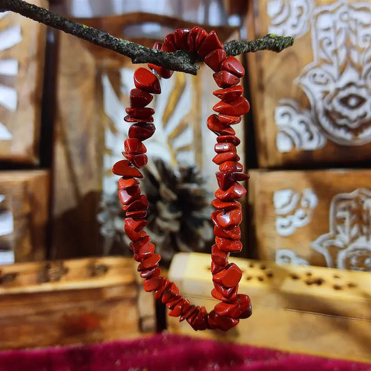 Conecta con tu fuerza interior con el Jaspe Rojo Natural. Asociado al primer chakra y dotado de un intenso color rojo, promueve el arraigo, energiza el organismo, aporta estabilidad emocional y te invita a enfrentar los desafíos con absoluta determinación.
