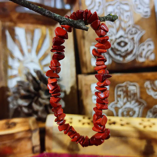 Conecta con tu fuerza interior con el Jaspe Rojo Natural. Asociado al primer chakra y dotado de un intenso color rojo, promueve el arraigo, energiza el organismo, aporta estabilidad emocional y te invita a enfrentar los desafíos con absoluta determinación.