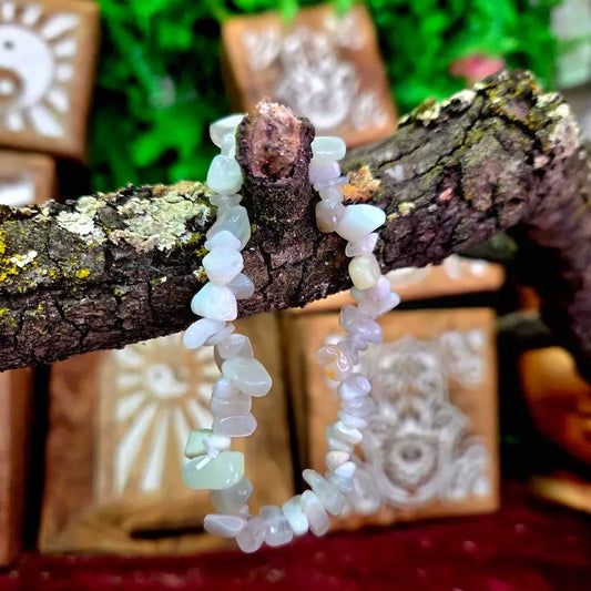 Encuentra la claridad emocional con la Piedra Luna Natural. Con sus tonos iridiscentes y su suave energía reconfortante, es el amuleto perfecto para fomentar la intuición, el equilibrio y la conexión con la energía femenina a lo largo del tiempo.