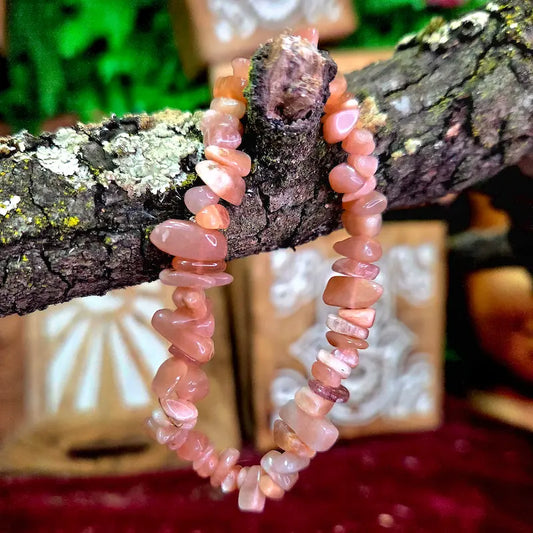 Piedra Sol Natural. Su brillo iridiscente refleja una energía sumamente positiva, siendo el amuleto perfecto para aumentar la autoestima, equilibrar el plexo solar y atraer prosperidad.