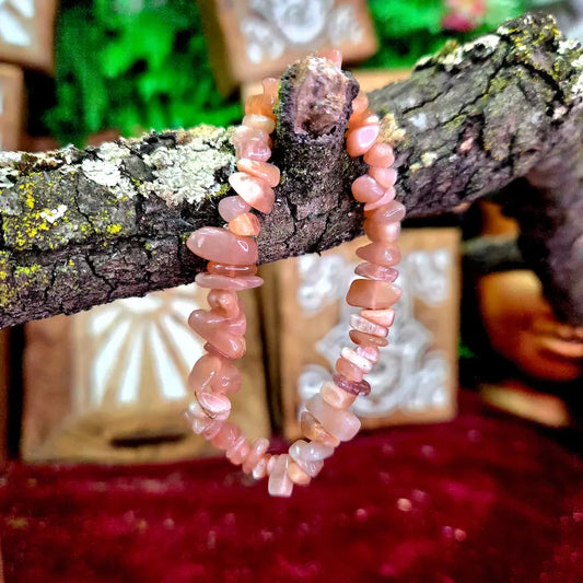 Piedra Sol Natural. Su brillo iridiscente refleja una energía sumamente positiva, siendo el amuleto perfecto para aumentar la autoestima, equilibrar el plexo solar y atraer prosperidad.
