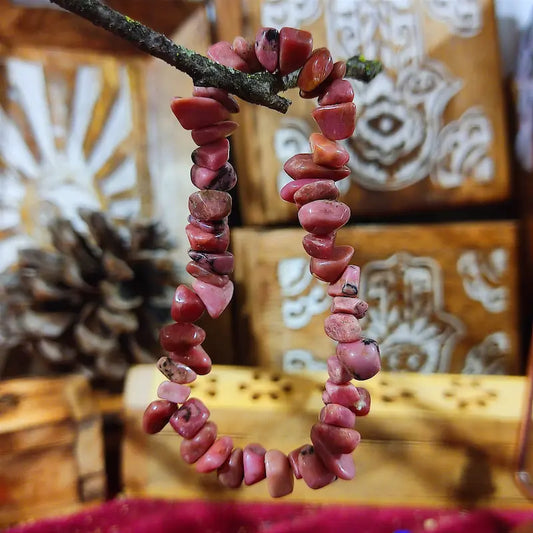 Sana tus vínculos y encuentra el equilibrio con la Rodonita Natural. Con su hermoso tono rosado y sus vetas oscuras, simboliza la compasión y la amistad, ayudando a resolver conflictos, superar estados de codependencia y limpiar las heridas del pasado.