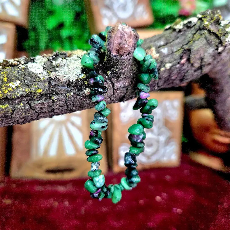 Despierta tu motivación con el Rubí Zoisita Natural. Combinando la vitalidad del rubí rojo con la armonía de la zoisita verde, es el mineral perfecto para trabajar la pasión, disipar bloqueos emocionales e infundir una renovada alegría de vivir.