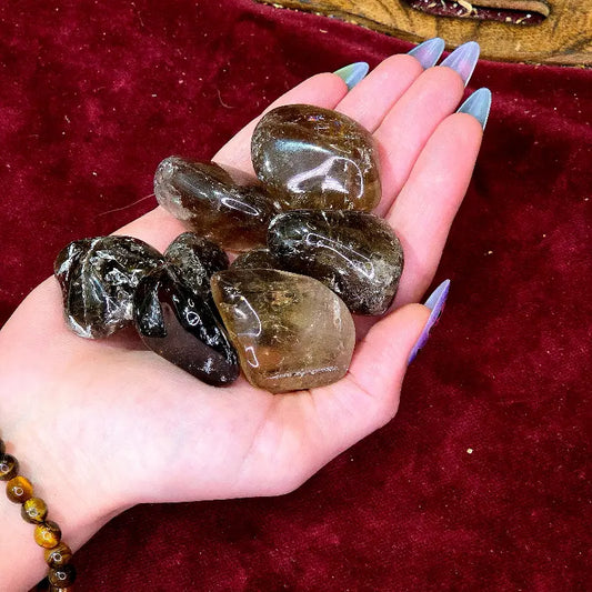 Encuentra tu refugio de paz con nuestro Rodado de Cuarzo Ahumado Natural. Con sus matices ahumados y su vibración protectora, es el símbolo definitivo de arraigo y fortaleza, diseñado para actuar como un escudo frente al estrés y devolverte la estabilidad emocional.