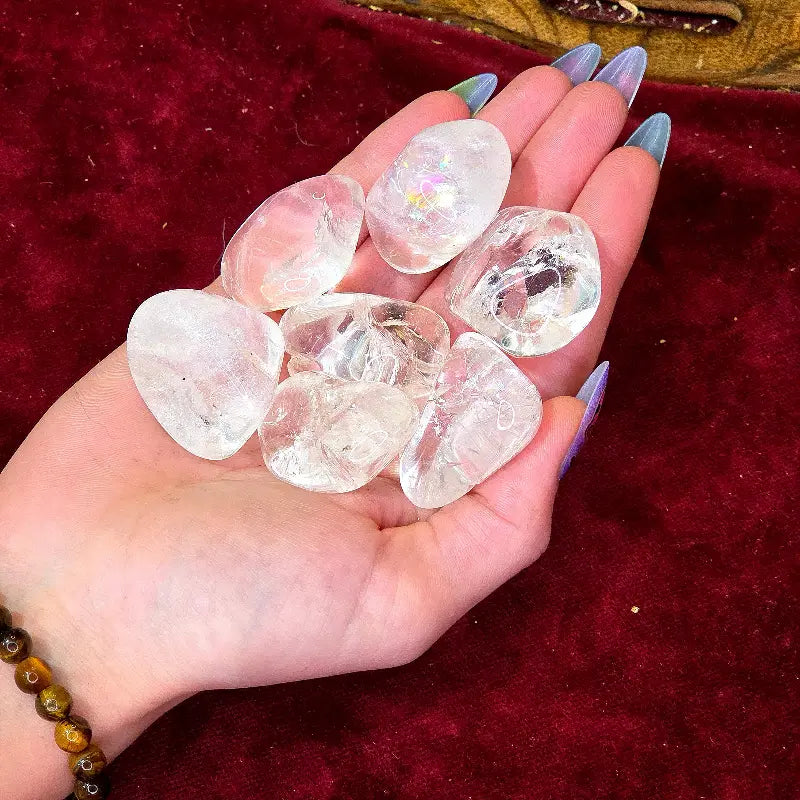 Eleva tu vibración con nuestro Rodado de Cuarzo Cristal Natural. Reconocido como el maestro sanador, amplifica la energía, aporta claridad mental y potencia las propiedades de otros minerales, siendo la gema esencial para cualquier práctica holística.