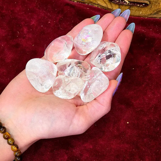 Eleva tu vibración con nuestro Rodado de Cuarzo Cristal Natural. Reconocido como el maestro sanador, amplifica la energía, aporta claridad mental y potencia las propiedades de otros minerales, siendo la gema esencial para cualquier práctica holística.