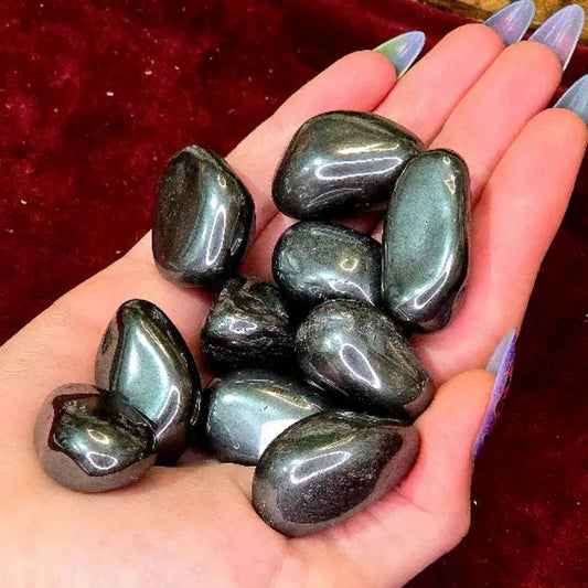 Descubre el poder de nuestro Rodado de Hematites Natural. Reconocida como una potente piedra de asentamiento, es el talismán definitivo para proteger tu campo energético, potenciar tu fuerza de voluntad y devolver el equilibrio a través del enraizamiento.