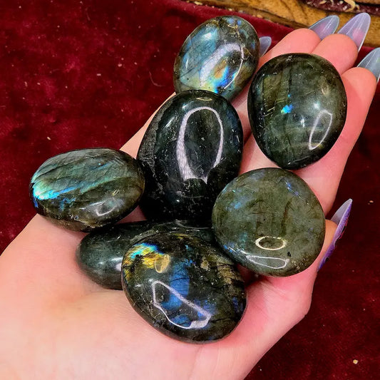 Explora tu potencial más profundo con nuestro Rodado de Labradorita Natural. Caracterizada por su deslumbrante iridiscencia, es una piedra de transformación que protege contra energías negativas, estimula la intuición, fortalece el campo áurico y aporta confianza en uno mismo.