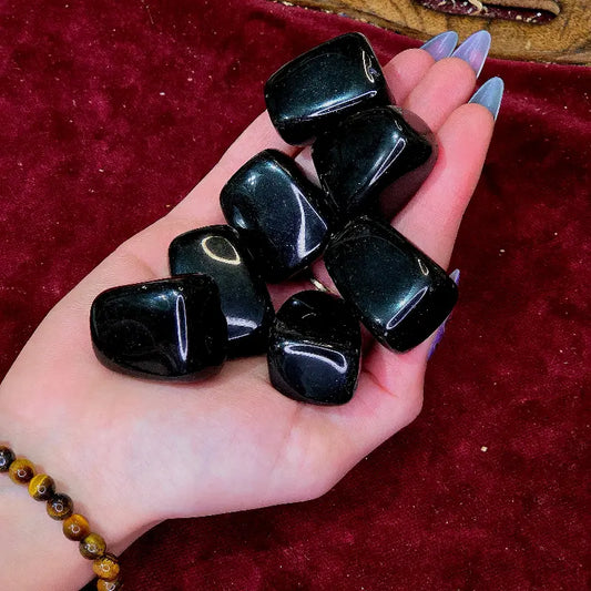 Conecta con tu fuerza interior con el Ónix Negro Natural. Caracterizado por su elegante color negro y brillo misterioso, es la piedra de la autoconfianza y la resiliencia, ideal para mantener la calma ante grandes responsabilidades y superar los desafíos con seguridad.