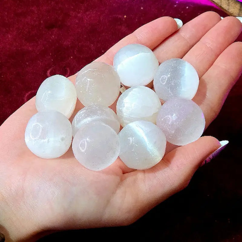 Armoniza tu espacio con nuestro Rodado de Selenita Natural. Reconocido como un potente limpiador y amplificador energético, aporta calma y claridad mental, siendo ideal para meditación, Reiki y para limpiar y cargar tus otros minerales.