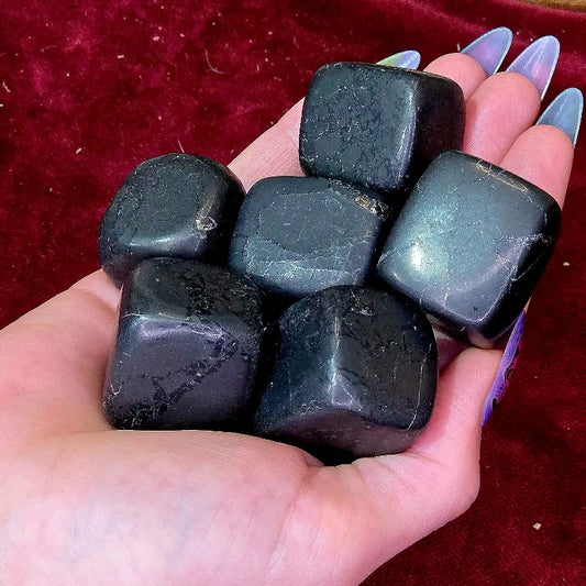 Neutraliza el estrés tecnológico con nuestro la Shungita Natural. Reconocido como uno de los minerales protectores más poderosos, protege frente a la contaminación electromagnética, absorbe la energía negativa y favorece el bienestar físico y emocional.