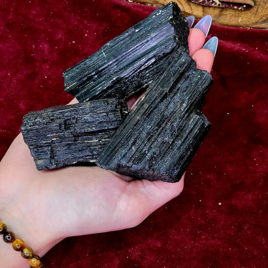 Un amuleto mineral de defensa y calma profunda para blindar tu energía frente a las densidades del entorno.

Neutraliza energías negativas y encuentra la estabilidad con nuestro Rodado de Turmalina Negra Natural. Reconocida como la piedra de la defensa por excelencia, aporta serenidad interior y equilibrio mental, siendo perfecta para llevar contigo o usar en meditación.