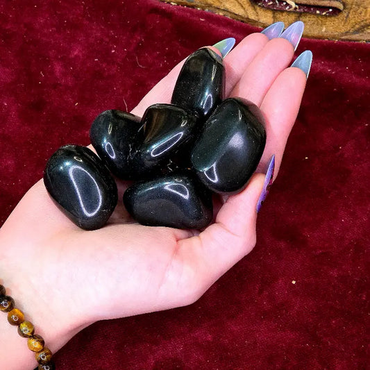 Neutraliza energías negativas y encuentra la estabilidad con nuestro Rodado de Turmalina Negra Natural. Reconocida como la piedra de la defensa por excelencia, aporta serenidad interior y equilibrio mental, siendo perfecta para llevar contigo o usar en meditación.