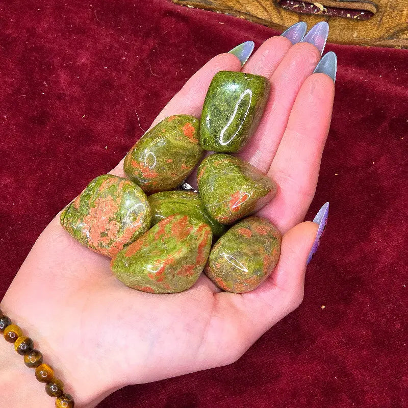 Conecta con la tierra con nuestro Rodado de Unakita Natural. Su combinación única de colores simboliza la armonía y la sanación, invitándote a revitalizar tu cuerpo, disipar bloqueos antiguos y avanzar hacia tu crecimiento espiritual con confianza.