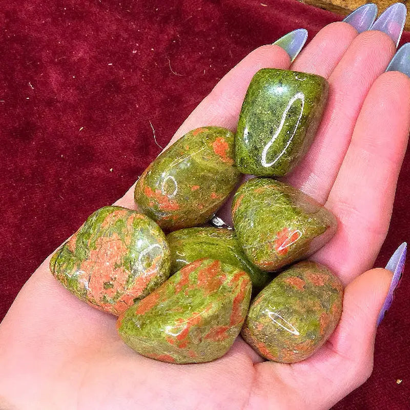 Conecta con la tierra con nuestro Rodado de Unakita Natural. Su combinación única de colores simboliza la armonía y la sanación, invitándote a revitalizar tu cuerpo, disipar bloqueos antiguos y avanzar hacia tu crecimiento espiritual con confianza.
