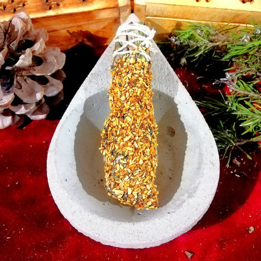 El aroma de Mirra y palo santo es una de las esencias más místicas, antiguas y veneradas de la historia. Considerada como un regalo digno de reyes y divinidades, esta resina sagrada desprende una fragancia cálida, resinosa y profundamente espiritual. Es el protector definitivo para tu hogar o negocio, diseñado para levantar un escudo de luz y transmutar cualquier rastro de negatividad en pura armonía.