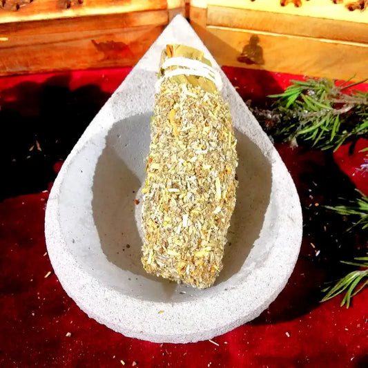 El aroma de Salvia Blanca es la medicina natural por excelencia para el alma y los espacios. Utilizada desde tiempos ancestrales en rituales chamánicos, su fragancia herbal, fresca y profundamente mística actúa como un potente purificador capaz de transmutar cualquier energía estancada. Es la esencia perfecta para resetear la vibración de tu hogar, levantar bloqueos y crear una atmósfera espiritualmente pura y protegida. 