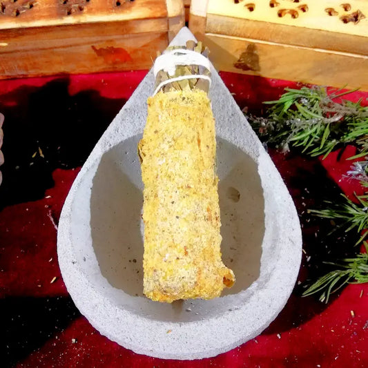 El Incienso Natural posee propiedades casi universales que actúan de manera integral tanto en el mundo físico como en el espiritual. Elaborado a base de resinas, maderas y hierbas recolectadas de la tierra, su fragancia es un puente directo hacia el bienestar. El aliado definitivo y esencial para cualquier hogar, ideal para resetear la vibración, limpiar el entorno de pesadez y envolver tus estancias en un aroma puro y sumamente reconfortante
