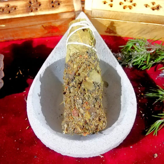 El aroma 7 Hierbas es una magistral sinergia esotérica que reúne el poder, los secretos y las virtudes del reino vegetal en un solo humo sagrado. Esta combinación de plantas medicinales y místicas actúa como una poderosa fórmula medicinal para el alma y el espacio. Es la esencia definitiva si buscas una renovación absoluta, un reseteo energético completo y una atmósfera donde la mente, el espíritu y la intuición puedan expandirse sin límites ni ataduras.