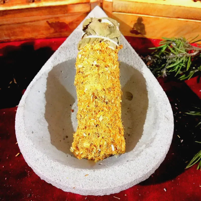 El aroma de Caléndula y Manzanilla es un tierno y luminoso abrazo para el alma. Esta deliciosa combinación actúa como un bálsamo dorado que disuelve la rigidez, calma los corazones abrumados y envuelve tus espacios en una atmósfera de calidez, inocencia y profunda protección, similar a la caricia de los primeros rayos de sol de la mañana.